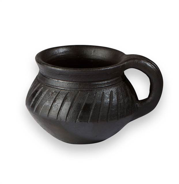 Håndlavet kop i keramik fra jernalderen